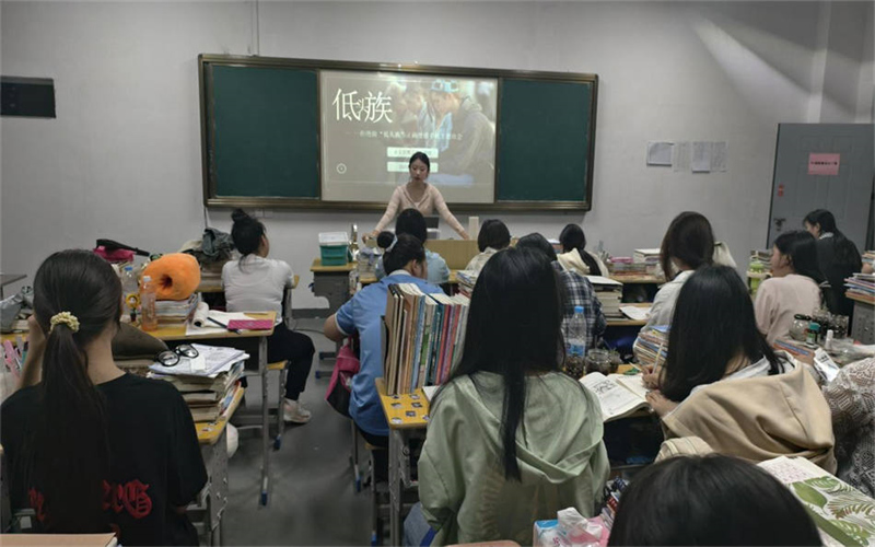我校各班級(jí)開展“拒做低頭族，抬頭贏未來”主