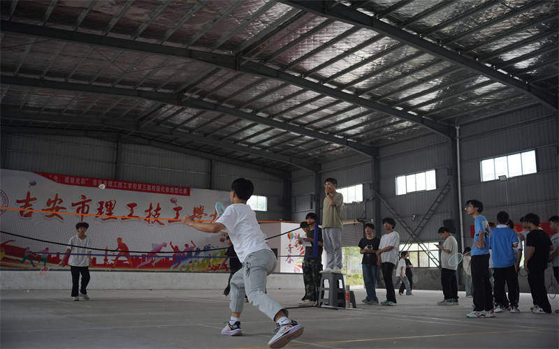 吉安市理工技工學(xué)校羽毛球比賽點(diǎn)燃校園激情