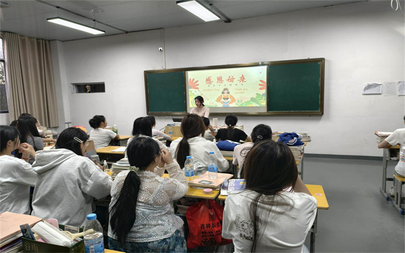 我校學(xué)工處組織各班級召開“感恩母愛，溫暖同
