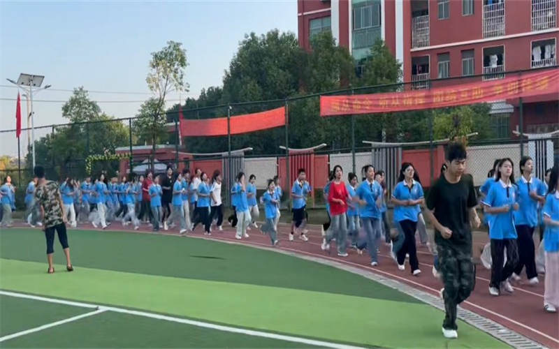 養(yǎng)成良好習慣，每日早操促進學生健康成長